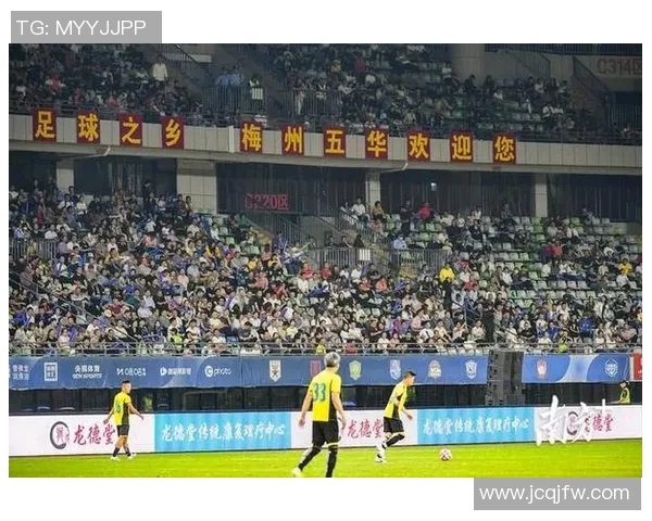 邀请足球明星莅临盛会共同踢球展现激情与友谊的精彩时刻